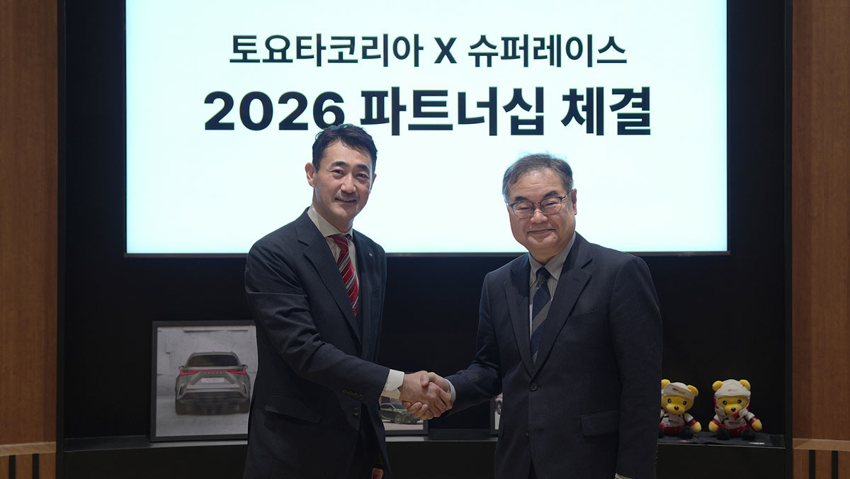 토요타코리아와 오네 슈퍼레이스 챔피언십 공식 후원 협약식. 왼쪽부터 마석호 오네 슈퍼레이스 챔피언십 대표와 콘야마 마나부 토요타코리아 대표이사. / 한국토요타자동차