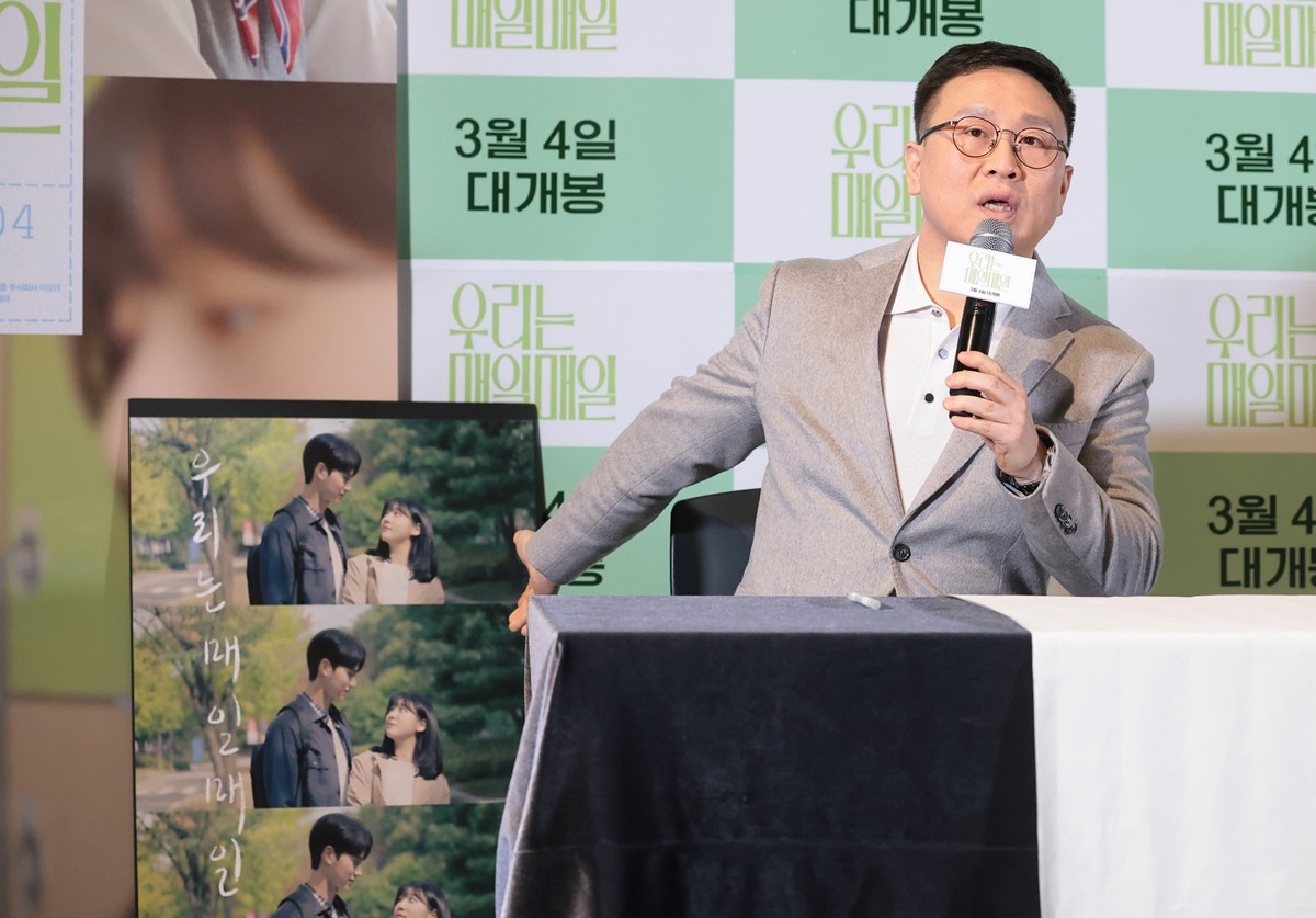 김새론이 만든 영화 포스터를 소개하는 김민재 감독 / 뉴스1