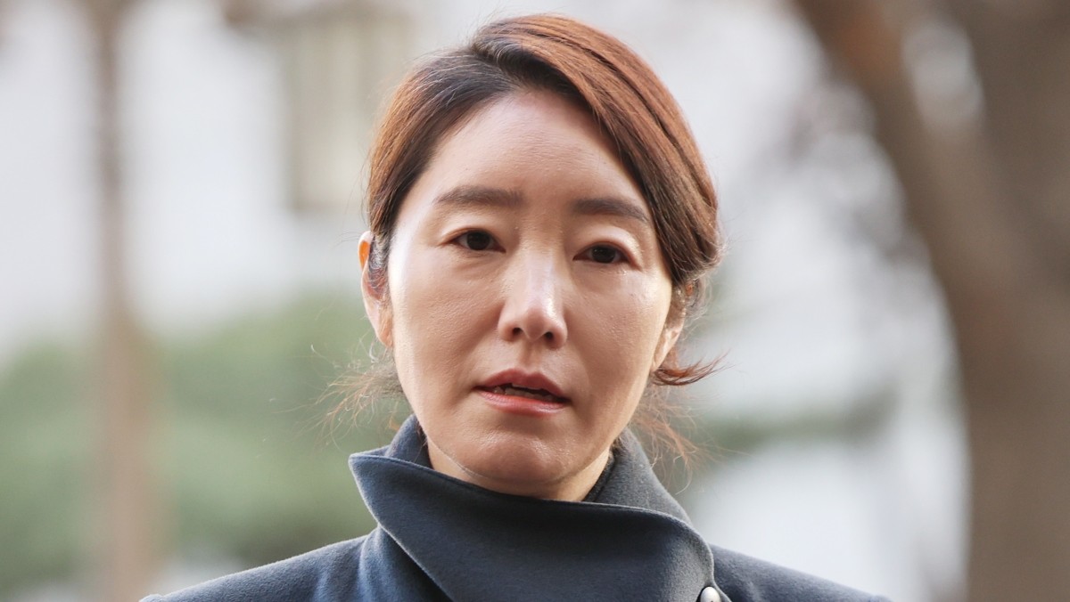 공천헌금 1억원을 수수한 혐의를 받는 강선우 무소속 의원이 2차 경찰 조사를 받기 위해 지난 3일 오전 서울 마포구 서울경찰청 광역수사단 공공범죄수사대로 출석하며 입장을 밝히고 있다.  / 뉴스1