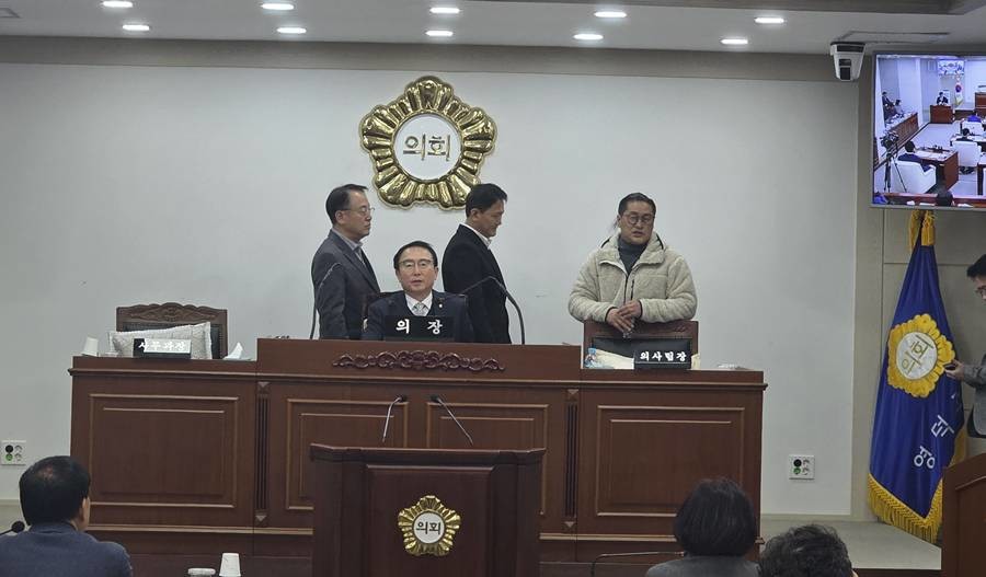 신규원전 유치 군의회 의결 과정에서 유치반대 인사가 의장석을 점거하고 있다.
