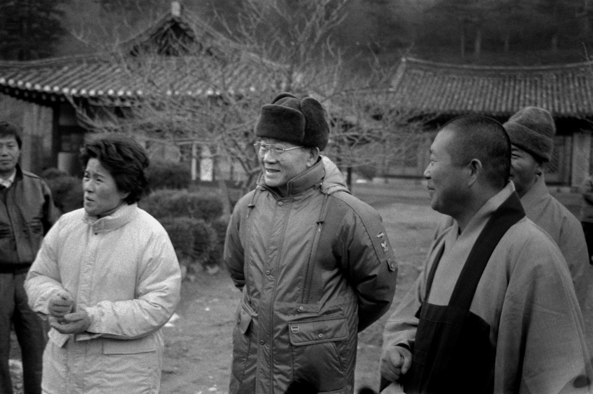 백담사에서 전두환 내외가 경내를 둘러보며 스님의 설명을 듣고 있는 모습.  / 연합뉴스