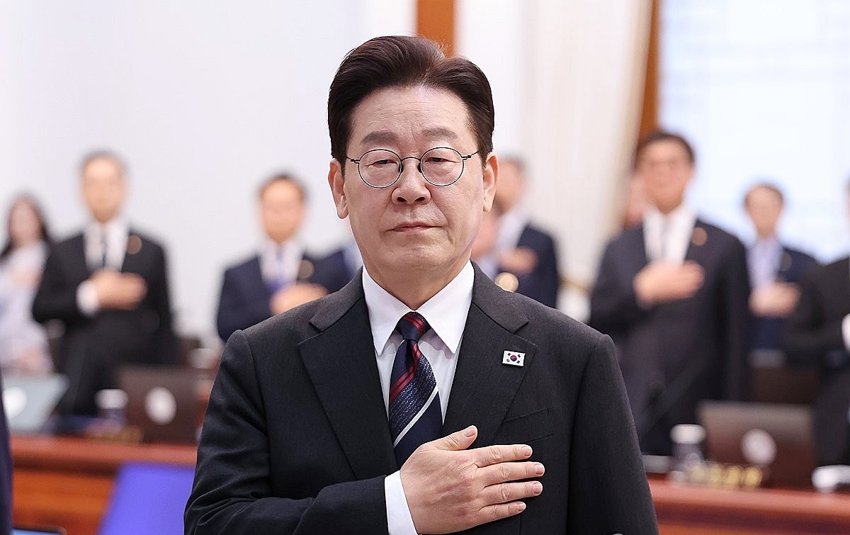 이재명 대통령이 24일 청와대에서 열린 국무회의에서 국기에 경례하고 있다. / 연합뉴스