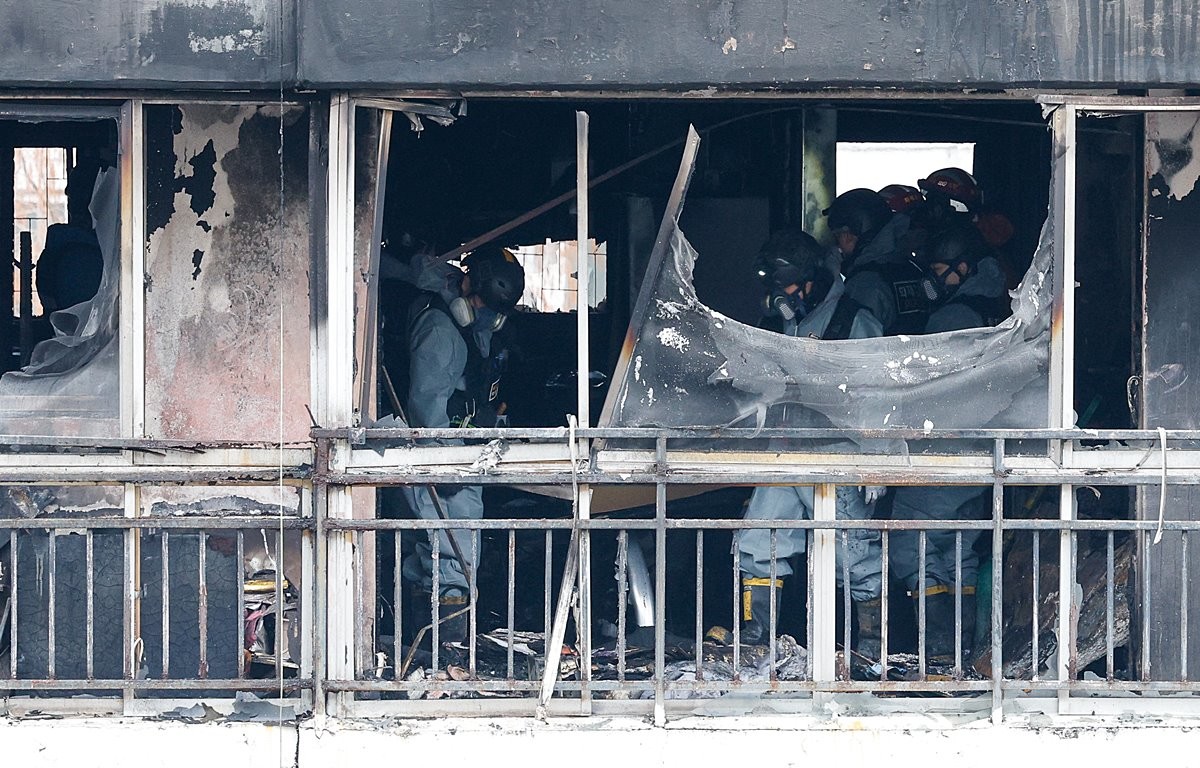 24일 오전 서울 강남구 은마아파트에서 경찰, 소방 관계자들이 화재 원인 조사를 위해 합동 감식을 하고 있다. / 뉴스1
