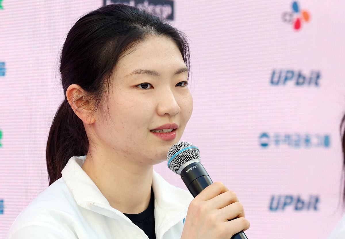 심석희, 대표팀 은퇴 발표한 최민정 응원. / 뉴스1