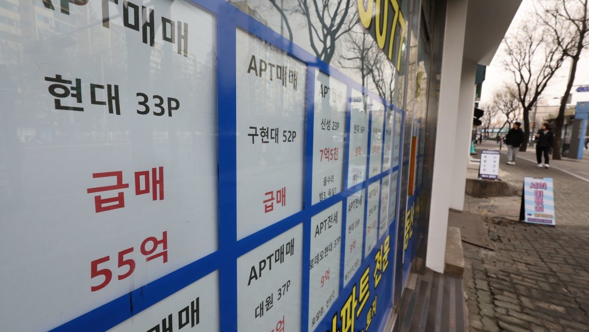 서울 강남구 한 부동산중개업소에 급매, 초급매 등 아파트 매매 물건이 표시돼있다. / 연합뉴스