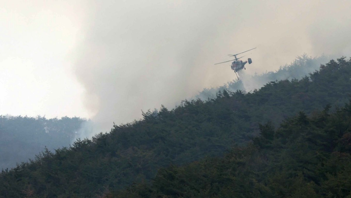 산불 진화 헬기가 24일 오전 경남 밀양시 삼랑진읍에서 산불 진화 작업을 하고 있다.  / 연합뉴스