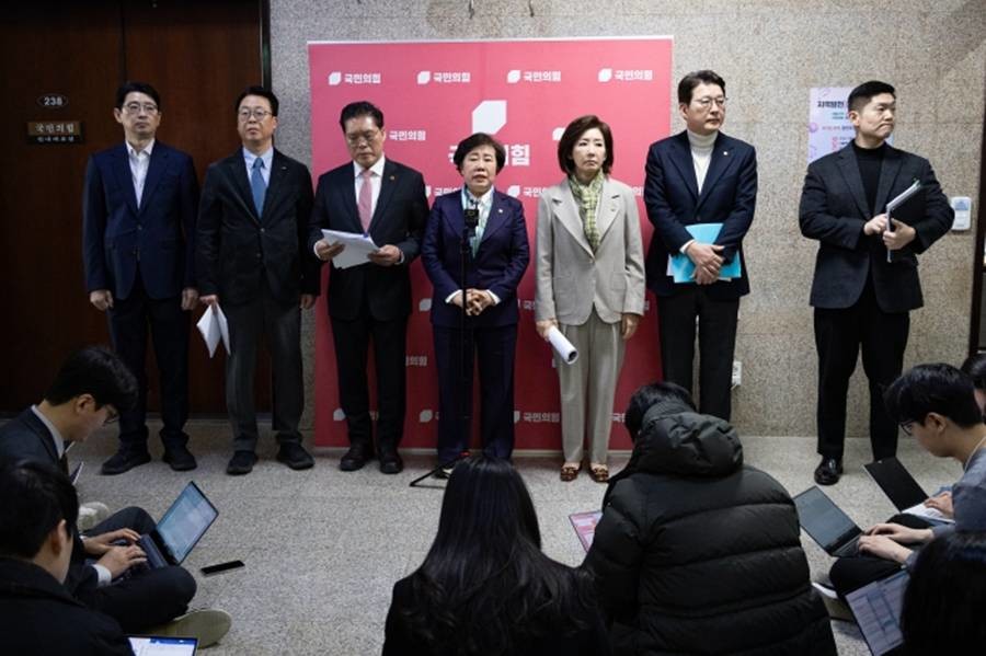 국회 법제사법위원회 국민의힘 위원들이 24일 서울 여의도 국회에서 법사위 상황 관련 기자회견을 하고 있다/뉴스1