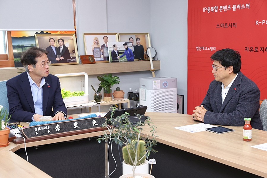 환담을 나누고 있는 이동환 고양특례시장과 신민식 자생의료재단 사회공헌위원장