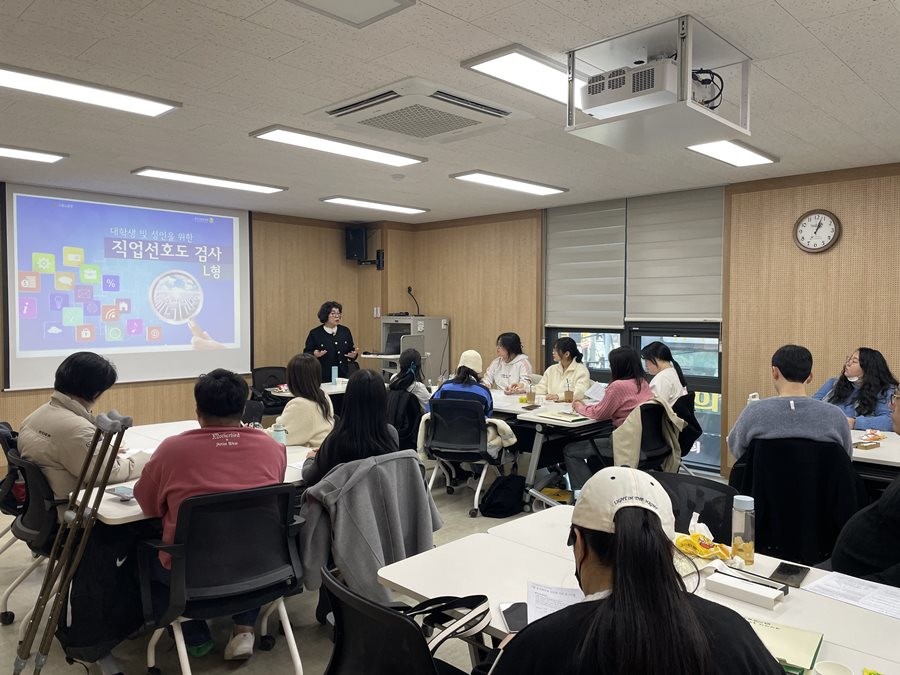 대구 동구가 지역 청년의 구직 단념 예방과 맞춤형 취업 지원에 나선다. 사진은 대구 동구 청년센터 the 꿈 취업역량 강화 교육 진행 모습 / 대구 동구 제공