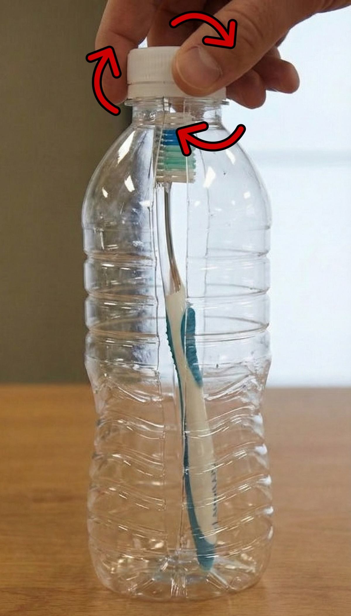 여행 갈 때 간단히 써먹을 수 있는 페트병 재활용 꿀팁. 기사 내용 토대로 AI툴 활용해 제작한 자료사진.