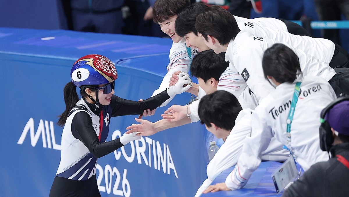 쇼트트랙 김길리가 20일(현지시간) 이탈리아 밀라노 아이스 스케이팅 아레나에서 열린 2026 밀라노·코르티나담페초 동계올림픽 쇼트트랙 여자 1500m 결승에서 금메달을 확보한 후 동료들과 기뻐하고 있다. / 뉴스1