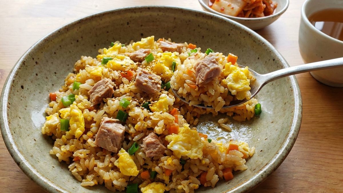 참치계란 볶음밥 (AI 사진)