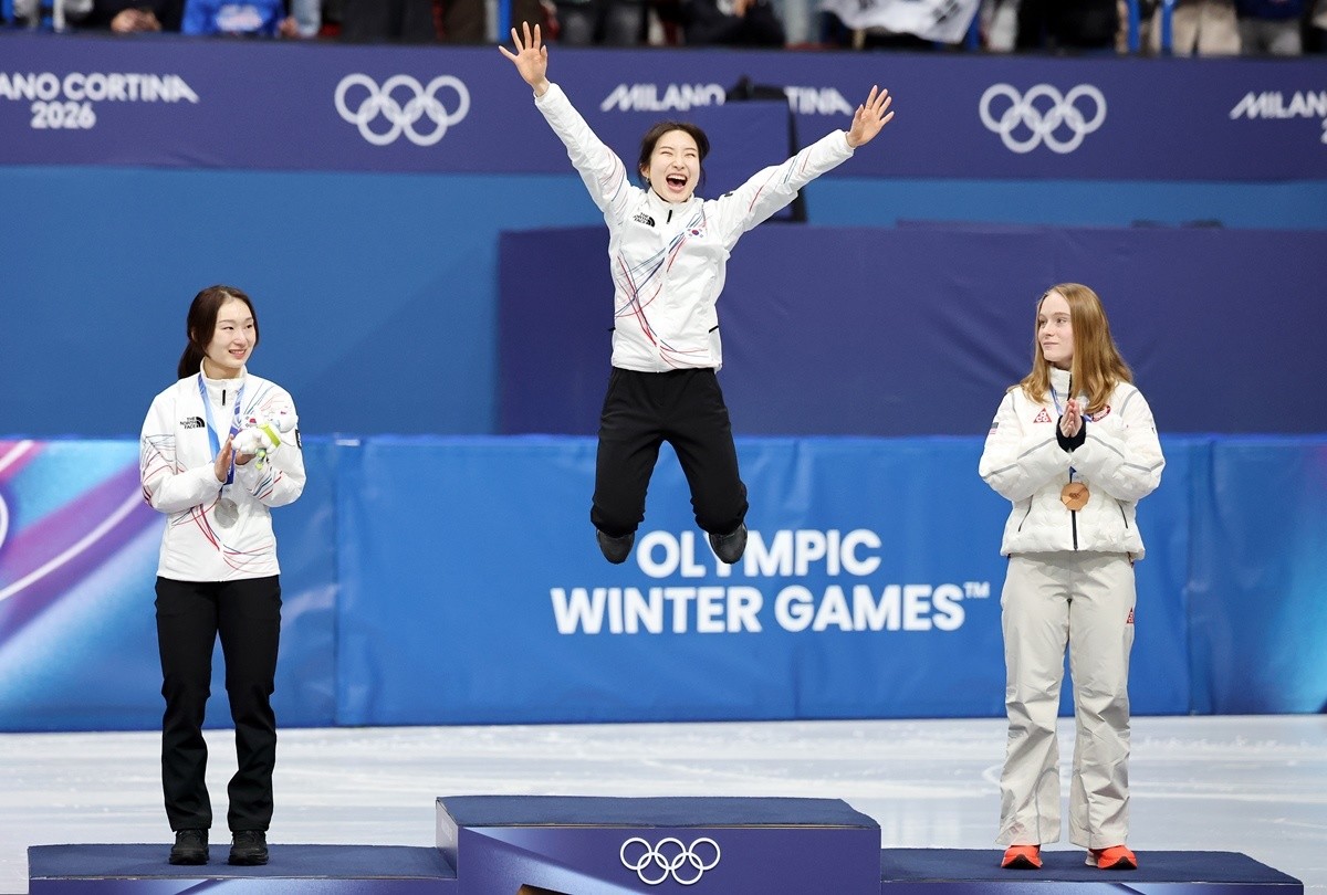 이탈리아 밀라노 아이스스케이팅 아레나에서 열린 2026 밀라노·코르티나담페초 동계올림픽 쇼트트랙 여자 1500m에서 금메달을 획득한 김길리가 시상식대에 오르며 기뻐하고 있는 모습 / 뉴스1