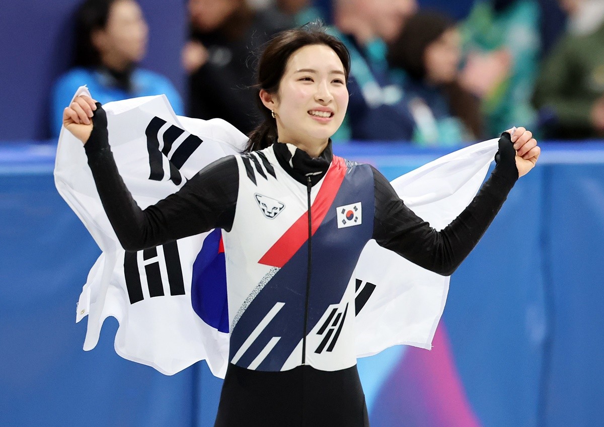 2026 밀라노·코르티나담페초 동계올림픽 쇼트트랙 여자 1500m 결승에서 금메달을 확보한 후 태극기를 두른 채 인사하는 김길리 / 뉴스1