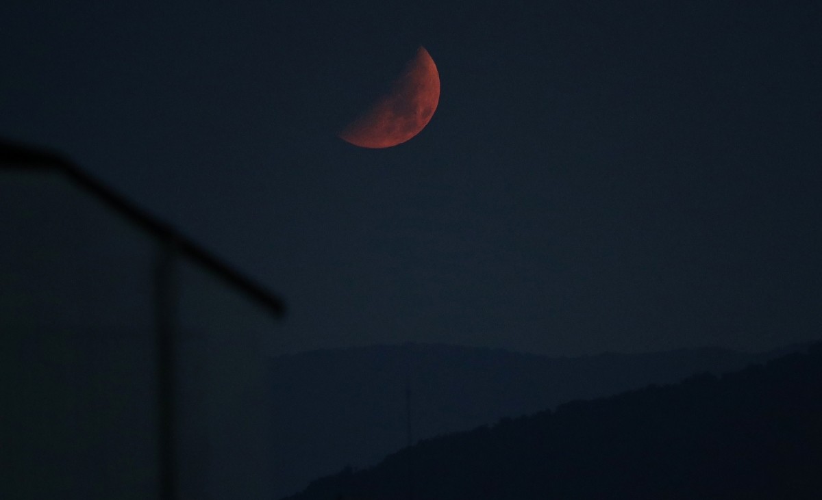 지난해 9월 개기월식 당시 서울 시내 하늘에 달이 붉게 물들어 보이고 있다 / 뉴스1