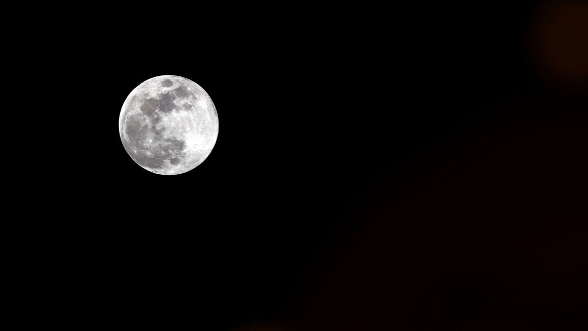 지난해 정월대보름 당시 보름달이 두둥실 떠 있다 / 뉴스1