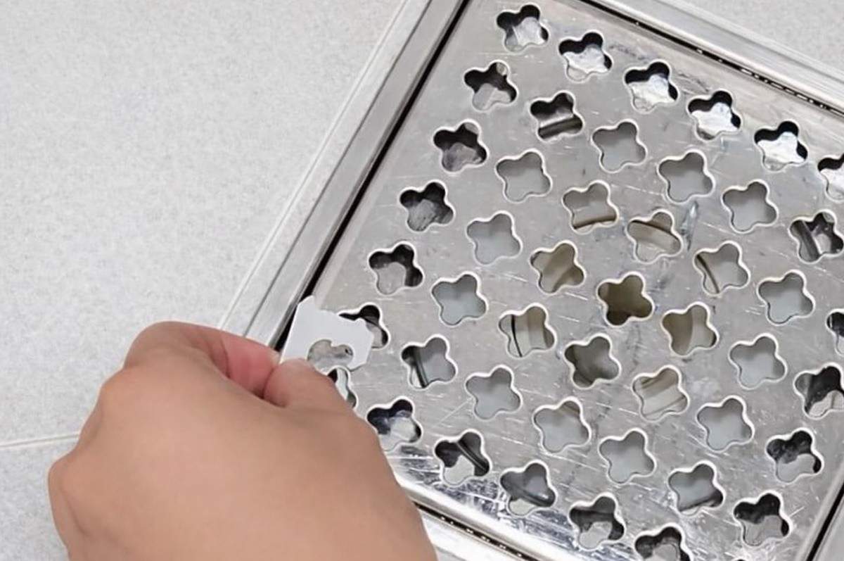 빵클립을 욕실 배수구에 끼워 손잡이로 만든 모습. 기사 이해를 돕기 위해 AI를 활용해 제작한 자료 사진입니다. 실제 모습과 다소 차이가 있을 수 있습니다.