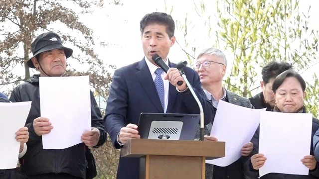 오민수 상임대표가 정책사업 확약 및 차별 행정을 규탄 하고 있다.