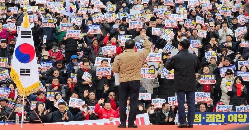이장우 대전시장(왼쪽)과 김태흠 충남지사(오른쪽)가 24일 서울 국회 본관 앞에서 열린 '대전·충남 졸속 통합 반대 범시·도민 총궐기대회’에 참석해 구호를 외치고 있다/사진=국민의힘 대전시당