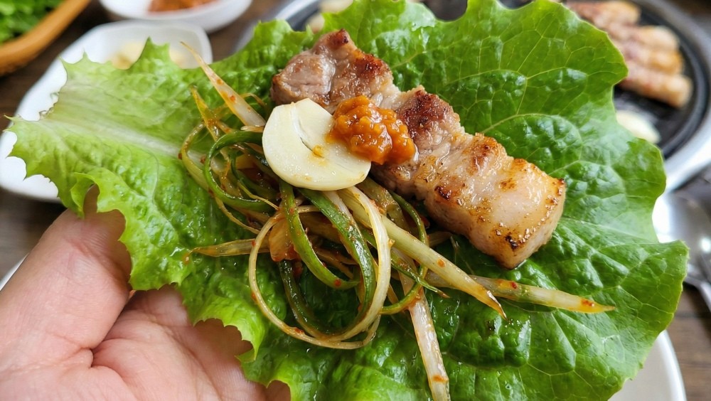 AI로 생성한 파절이와 고기 자료사진.