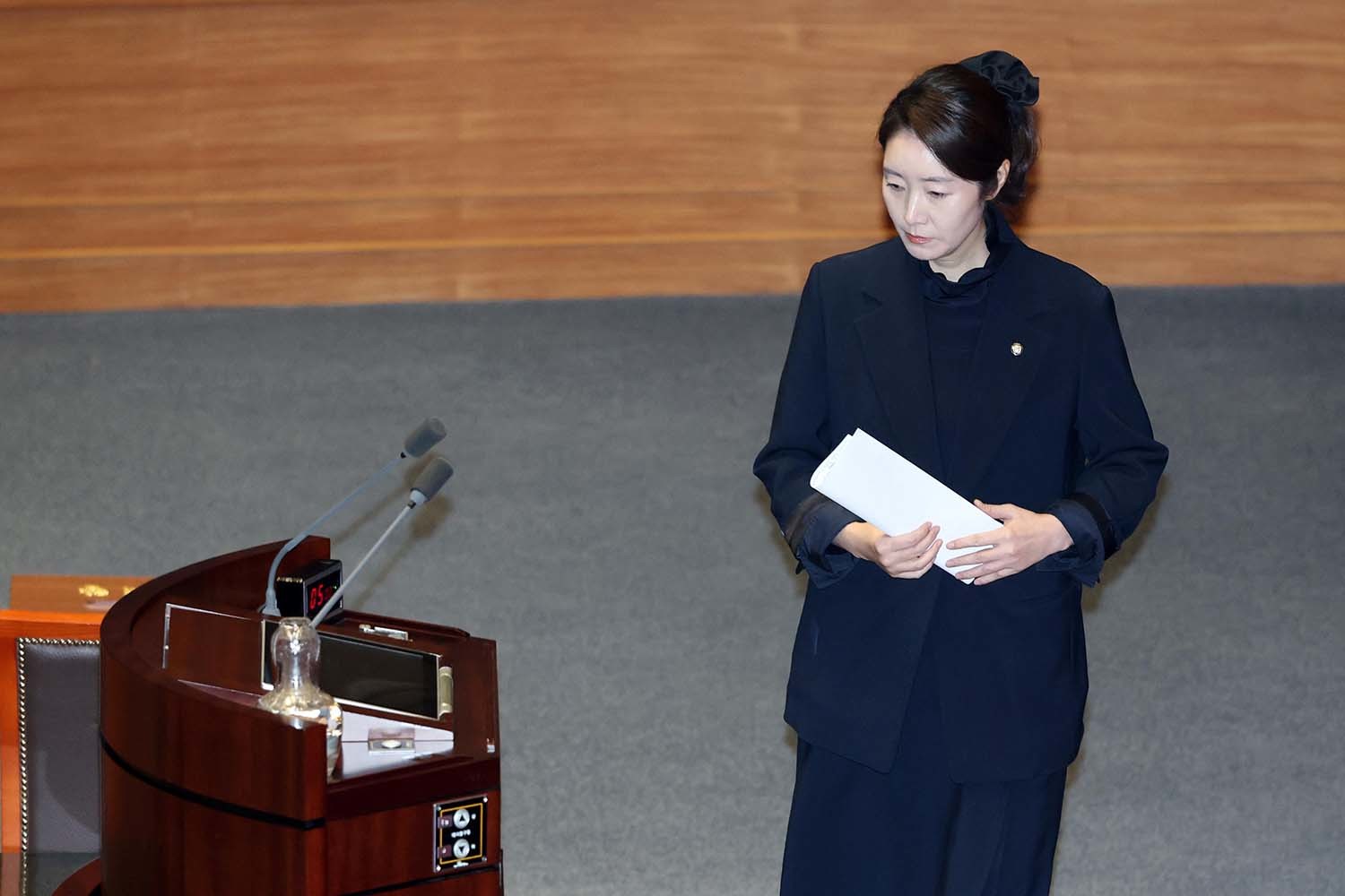 공천헌금 의혹으로 구속영장이 청구된 강선우 무소속 의원이 24일 서울 여의도 국회에서 열린 제432회국회(임시회) 8차 본회의에서 신상발언을 위해 단상으로 향하고 있다. / 뉴스1