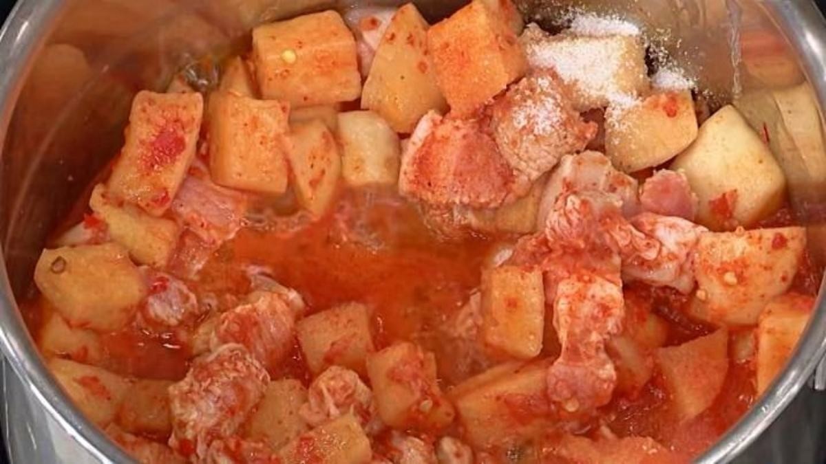 깍두기와 돼지고기 냄비에 넣고 볶기. / MBN '알토란'