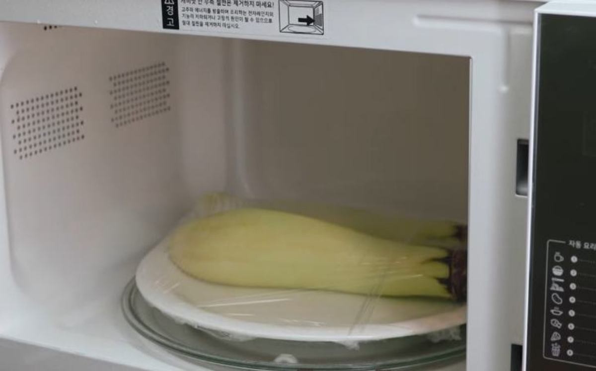 가지 3분 동안 전자레인지 돌리기. / MBN '알토란'