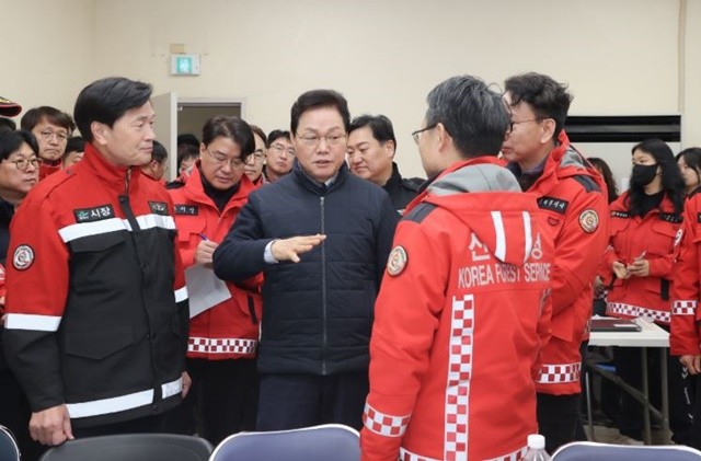박완수 도지사는 24일 오전 8시경, 산불 2단계가 발령된 밀양시 삼랑진읍 산불 현장 통합지휘본부를 찾아 진화 상황을 긴급 점검하고 대피 중인 주민들을 위로했다. / 사진제공=경남도