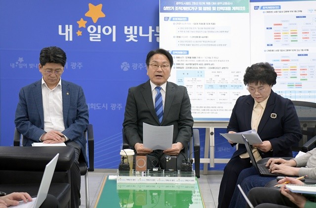 강기정 광주광역시장이 24일 시청 기자실에서 기자들을 만나 도시철도 2호선 개통에 대비한 역대 최대규모 신규 인력 채용계획을 설명하고 있다. /광주광역시 제공