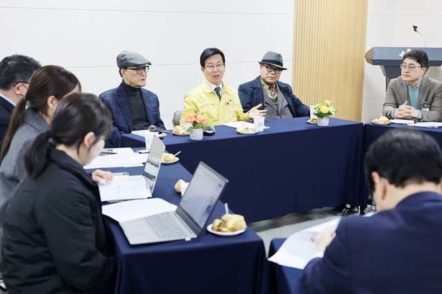 4일 광산구청 3층 중회의실에서 열린 기자 차담회에서 박병규 광산구청장(중앙)이 ‘장기기증자‧유가족 종합 지원 체계 구축’ 추진 계획을 설명하고 있다. 이날 차담회에는 장기기증자(고 정영훈 씨) 유가족 정헌인(80‧왼쪽) 씨, 생존 기증자 구홍덕(69‧오른쪽) 씨도 참석해 그동안 소회, 지원 사업 필요성에 대한 생각을 밝혔다.