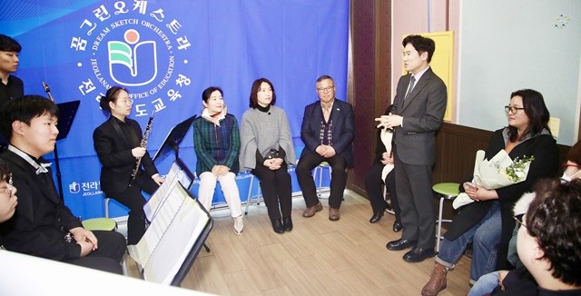 김대중 전남교육감이 ‘꿈그린오케스트라’ 창단을 축하하며, 단원들에게 격려의 말을 전하고 있다.