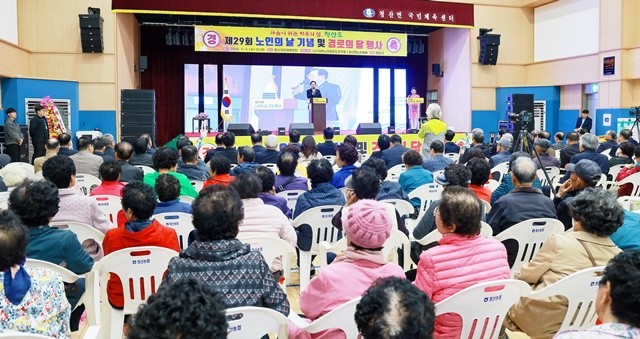 지난해 개최한 완도군 12개 읍면 순회 노인의 날 기념행사