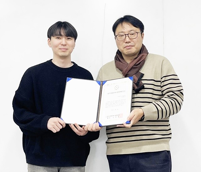 조선대 신소재공학과 명재욱 학생(좌), 김선중 지도교수(우)