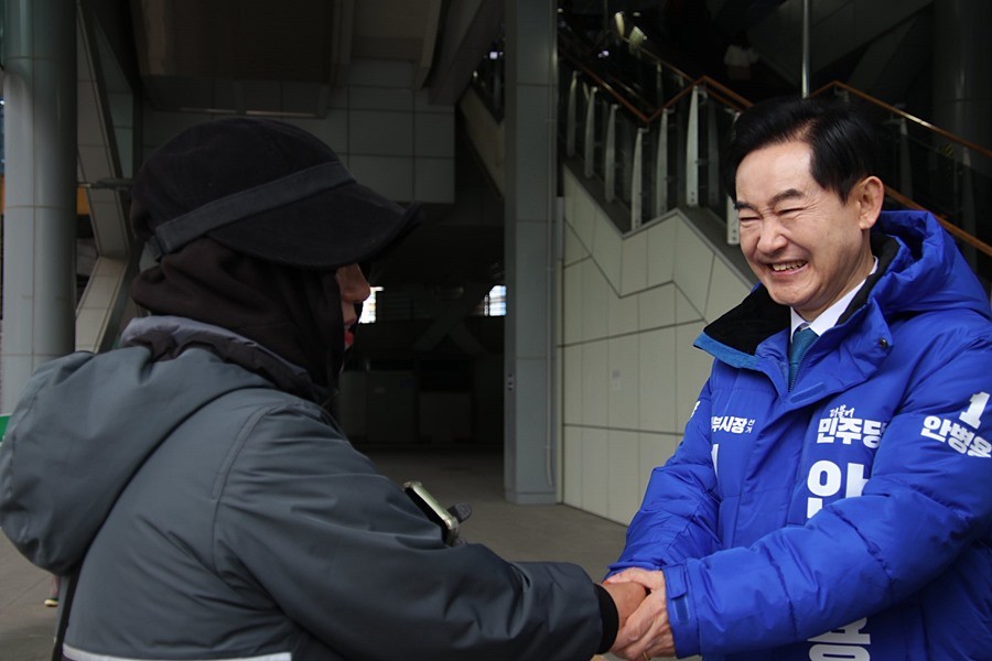 새벽길 시민과 인사하는 안병용 예비후보