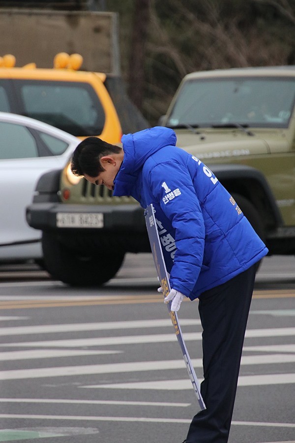 의정부시를 살리겠다는 간절한 마음으로 인사하는 안병용 예비후보