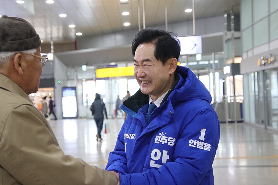 전철역에 시민들과 소통하고 있는 안병용 예비후보