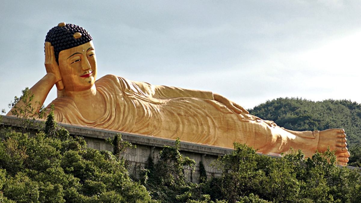 1세계 최대 규모라고 알려진 밀양 영산정사 와불상. / 밀양시 제공