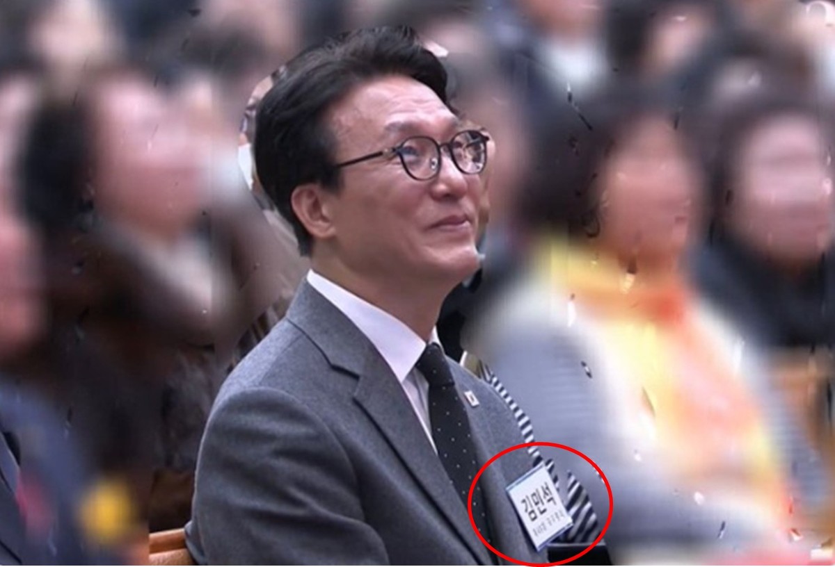 지난 22일 여의도 순복음교회 2부 예배에 참석한 김민석 총리. 총리 명찰을 달고 있다. / 나신하 기자 X 캡처