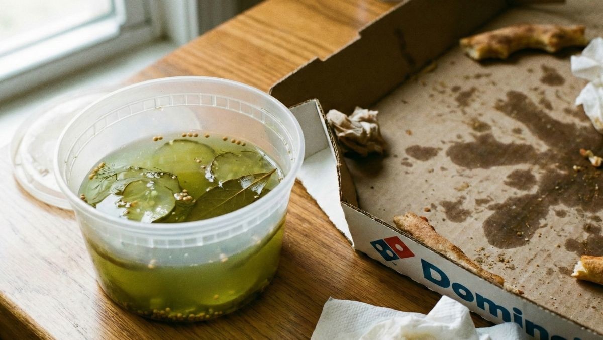 배달 피자와 함께 온 피클 (AI 사진)