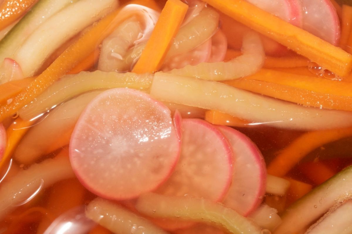 피클물에 절인 야채들  / Squeeb Creative-shutterstock.com