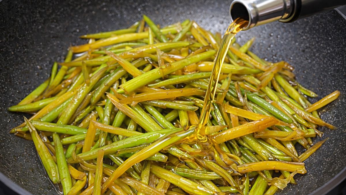 '반찬가게 맛 마늘쫑 볶음 특급 비밀은?!' 기사 내용 토대로 AI툴 활용해 제작한 자료사진.