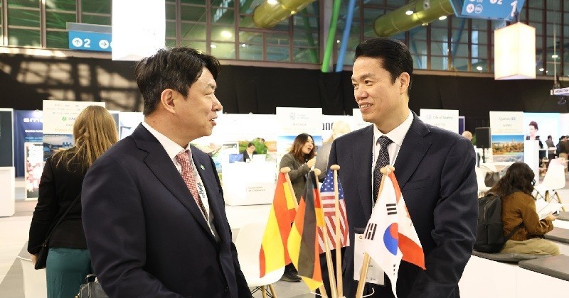 스페인 현지 시간 이달 24일 오전 스페인 남부 휴양 도시 말라가 무역 전시 컨벤션 센테에 마련한 세계 경제 과학 도시 연합 부스에서 대전시 최성아 경제 과학 경제 정문 부시장과 한치흠(왼쪽부터) 기조실장이 제3회 세계 혁신 도시 포럼 관련 논의를 하고 있다. / 사진=스페인 말라가 대전시 공동 취재단.