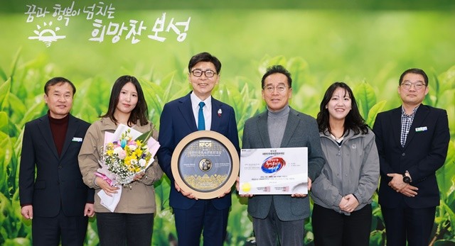 보성군, ‘서편제보성소리축제’ 대한민국축제콘텐츠대상 5년 연속 대상 선정(왼쪽에서 세 번째_김철우 보성군수,네번째_채희설 서편제보성소리축제추진위원장)