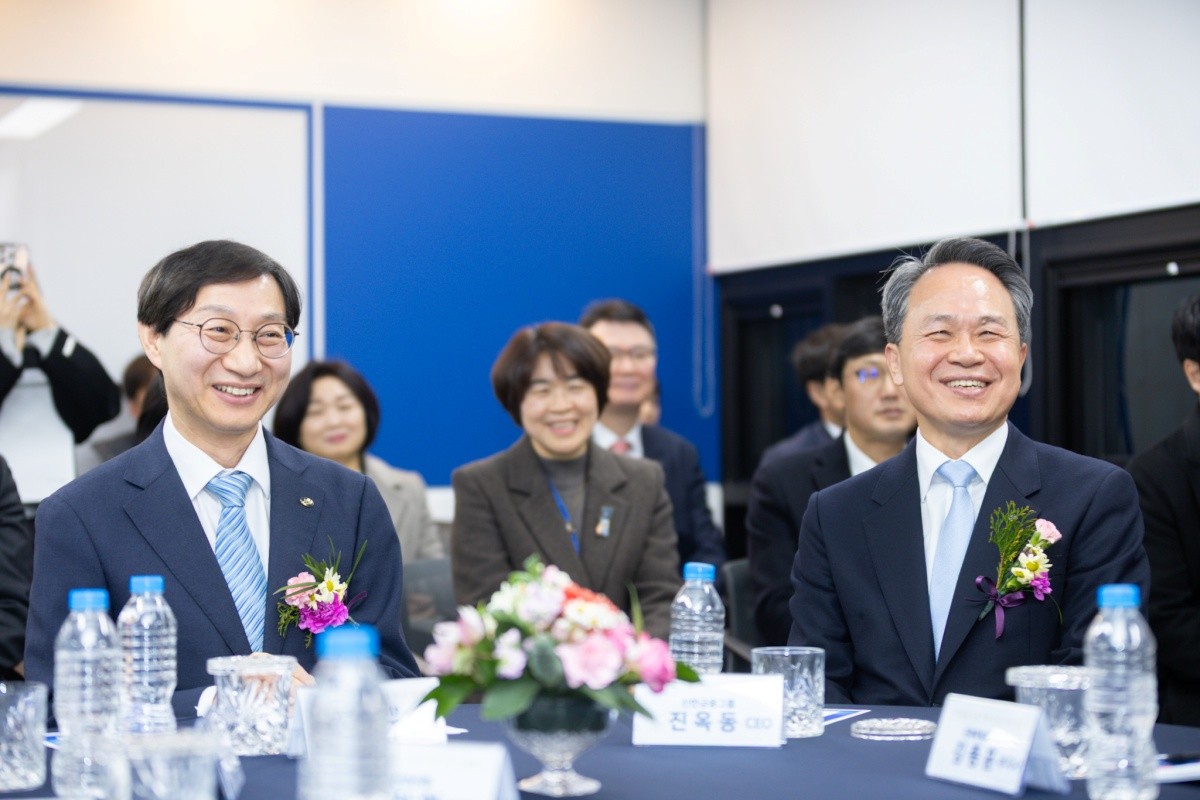 이날 행사에 참석한 김성주 이사장과 진옥동 회장(오른쪽)이 축사를 경청하고 있다. / 신한금융그룹