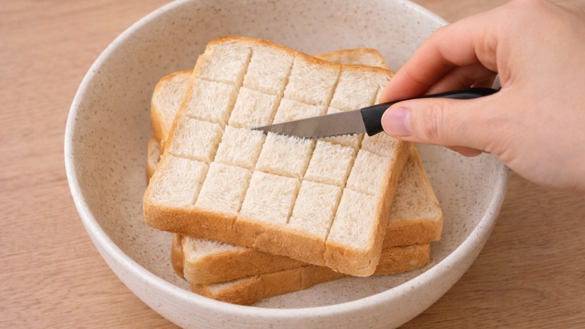식빵에 칼집을 내는 모습 / 기사 내용을 바탕으로 제작한 AI 이미지