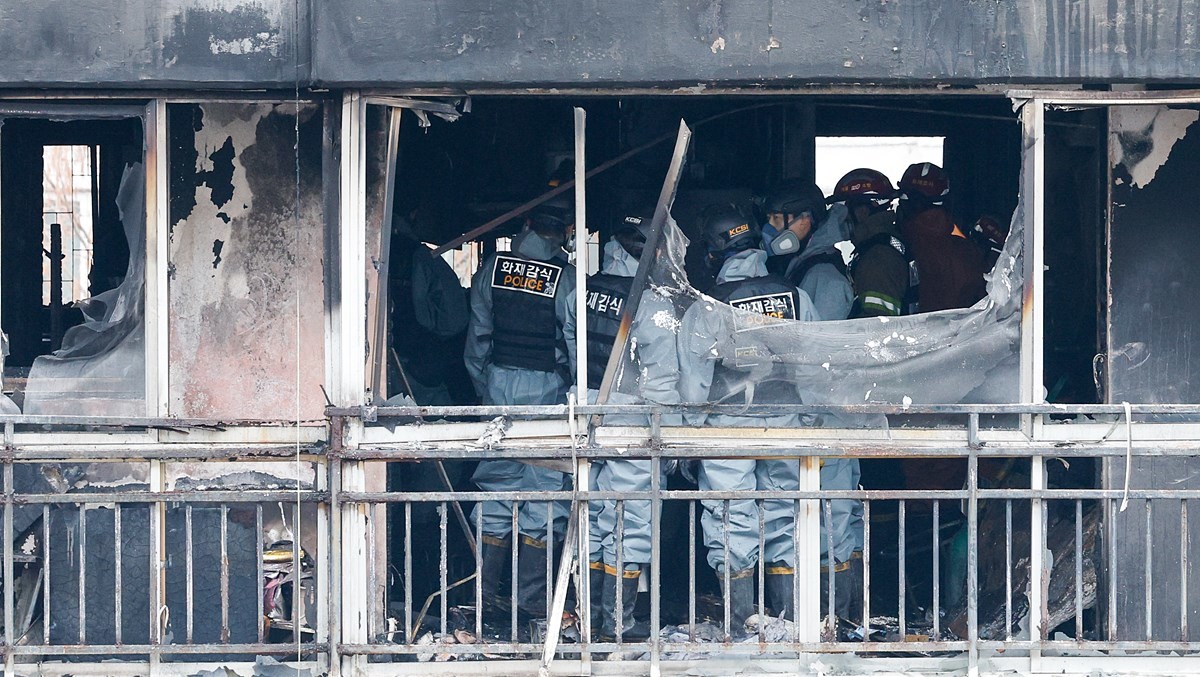 24일 화재가 발생한 서울 강남구 은마아파트에서 경찰, 소방 관계자들이 화재 원인 조사를 위해 합동 감식을 하고 있다. / 뉴스1