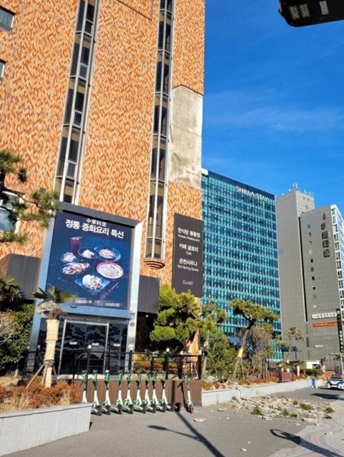 부산을 대표하는 관광 상징 공간인 해운대 중심가의 글로리콘도 해운대가 장기간 영업을 중단한 채 존치되면서, 단순한 사업 지연을 넘어 도시 브랜드 관리 역량에 대한 근본적 질문이 제기되고 있다. / 사진제공=이하 부산경찰청