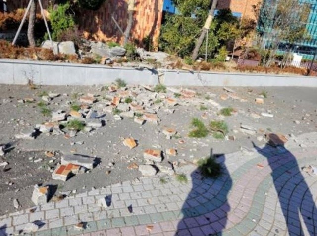 외벽 타일이 보행로에 떨어져 당시 취재하던 기자가 손가락에 부상을 입었다.