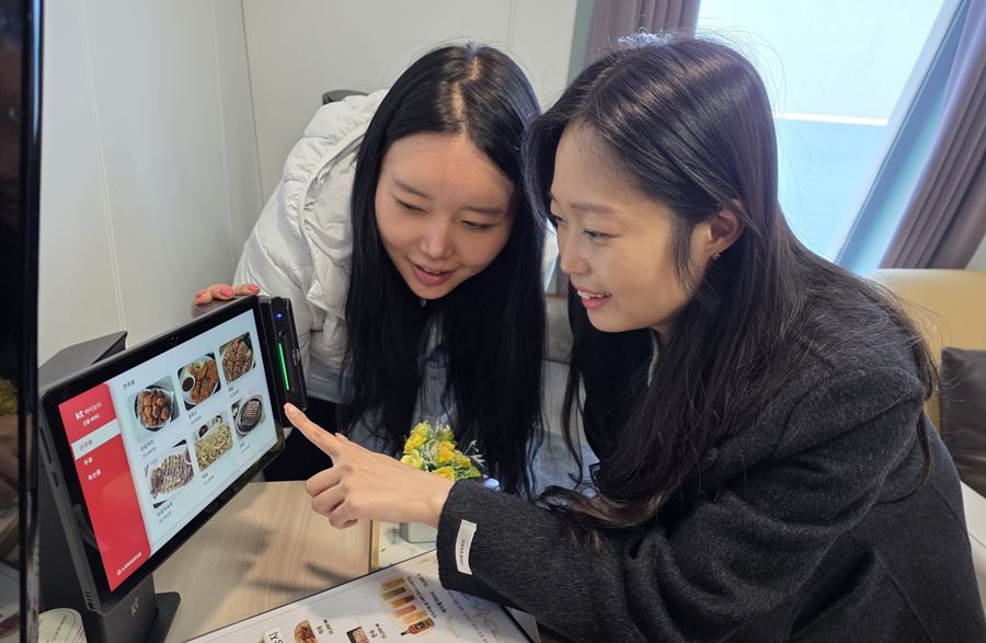 울릉크루즈 객실에서 하이오더로 음식을 주문하는 모습 / KT대구경북광역본부 제공