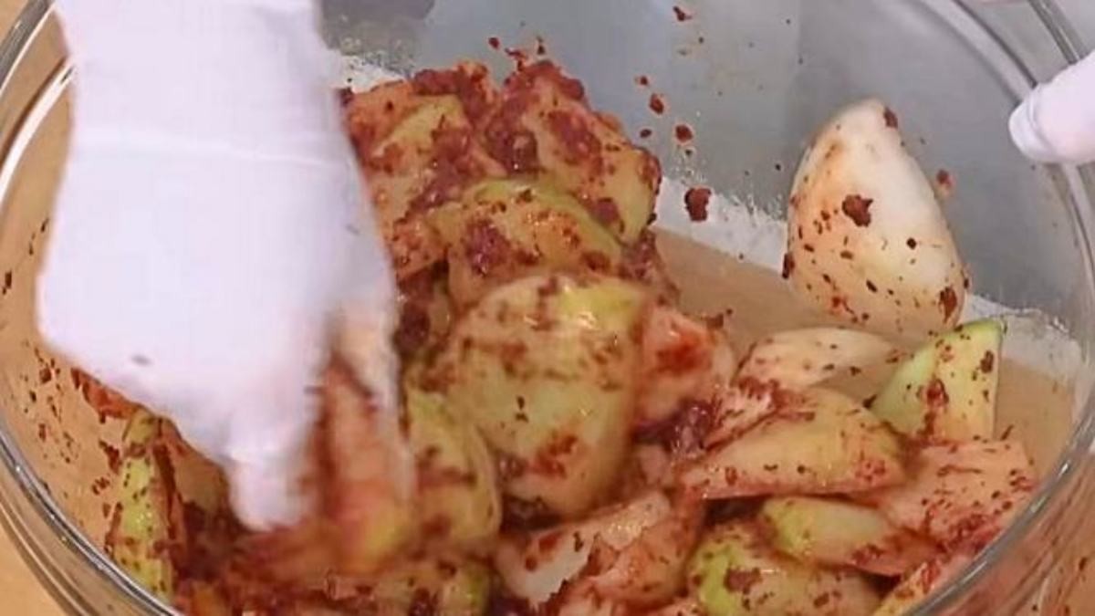 무에 양념 묻히기. / MBN '알토란'